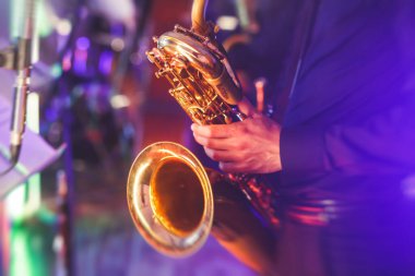 Arka grubunda vokalist ve müzik caz grubu olan bir saksafoncunun konser görüntüsü