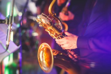 Arka grubunda vokalist ve müzik caz grubu olan bir saksafoncunun konser görüntüsü