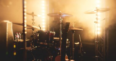 Rock konserindeki sahne görüntüsü, müzik aletleri ve sahne ışıkları, rock gösterisi performansı, gösteriden önce, hiç kimse bekarlığa veda etmemişti.