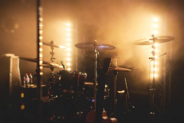 Rock konserindeki sahne görüntüsü, müzik aletleri ve sahne ışıkları, rock gösterisi performansı, gösteriden önce, hiç kimse bekarlığa veda etmemişti.