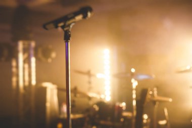 Rock konserindeki sahne görüntüsü, müzik aletleri ve sahne ışıkları, rock gösterisi performansı, gösteriden önce, hiç kimse bekarlığa veda etmemişti.