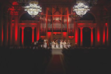 Filarmoni filarmoni orkestrasının arka planda klasik müzik çalan orkestrası ve orkestrası.