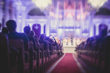 Filarmoni filarmoni orkestrasının arka planda klasik müzik çalan orkestrası ve orkestrası.