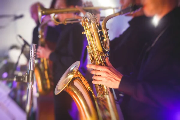 Vista Concierto Saxofonista Con Vocalista Banda Jazz Musical Fondo — Foto de Stock