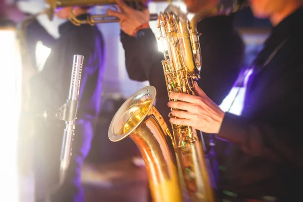 Concertzicht Van Een Saxofonist Met Zanger Muzikale Jazzband Backgroun — Stockfoto
