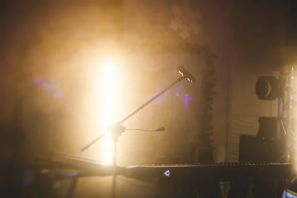 Zicht Het Podium Tijdens Rockconcert Met Muziekinstrumenten Scenariolichten Rockshow Performance — Stockfoto