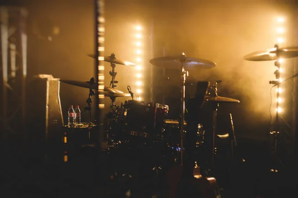 Zicht Het Podium Tijdens Rockconcert Met Muziekinstrumenten Scenariolichten Rockshow Performance — Stockfoto