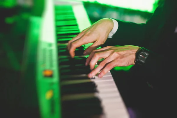 バックグランドで演奏するジャズバンド中の音楽キーボードピアノ奏者のコンサートビュー — ストック写真