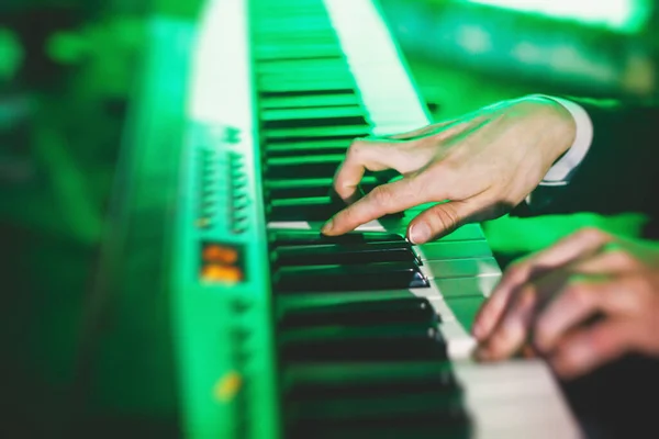 Konzertaufnahme Eines Keyboard Pianisten Während Des Auftritts Einer Jazz Band — Stockfoto