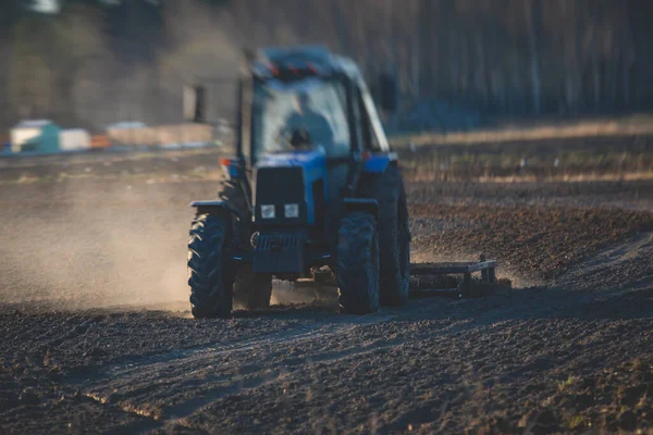 Tractor Con Sistema Grada Disco Estrecha Campo Agrícola Cultivado Proceso —  Fotos de Stock