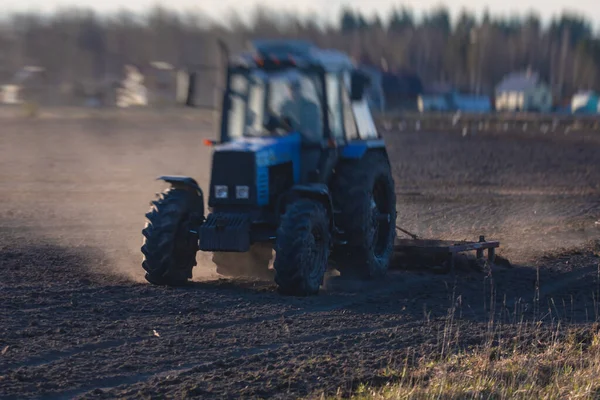 Traktor Mit Scheibeneggensystem Eggt Das Bewirtschaftete Feld Prozess Der Egge — Stockfoto