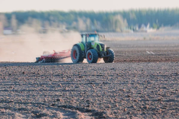 Tractor Con Sistema Grada Disco Estrecha Campo Agrícola Cultivado Proceso —  Fotos de Stock