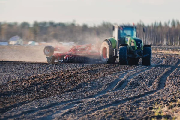 Tractor Con Sistema Grada Disco Estrecha Campo Agrícola Cultivado Proceso — Foto de Stock