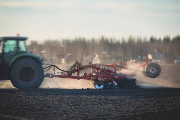 Tractor Con Sistema Grada Disco Estrecha Campo Agrícola Cultivado Proceso — Foto de Stock