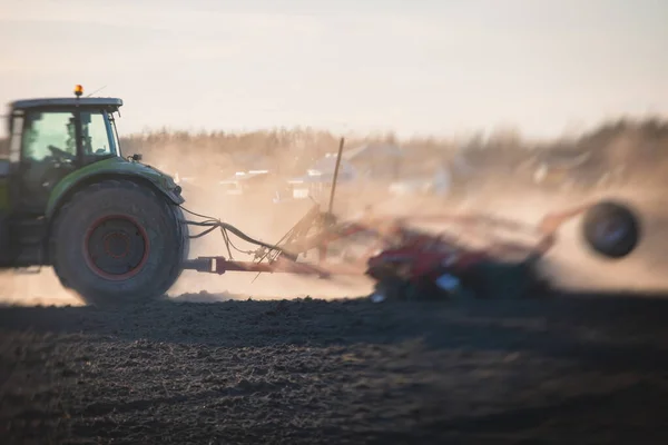 Traktor Tárcsás Borona Rendszer Borítja Művelt Mezőgazdasági Területen Folyamat Szívás — Stock Fotó