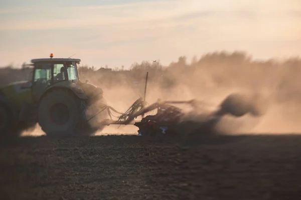 Traktor Tárcsás Borona Rendszer Borítja Művelt Mezőgazdasági Területen Folyamat Szívás — Stock Fotó