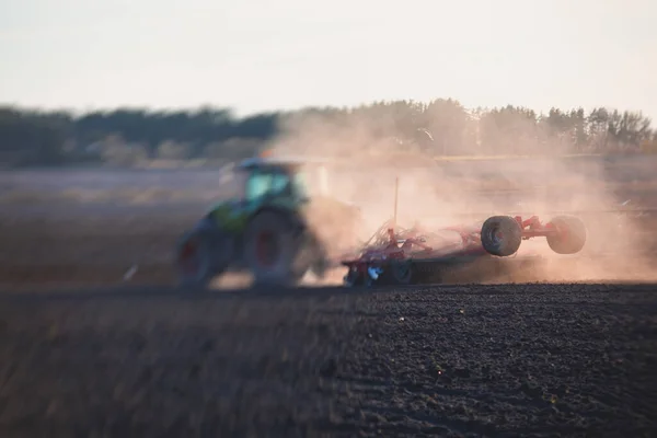 Tractor Con Sistema Grada Disco Estrecha Campo Agrícola Cultivado Proceso — Foto de Stock