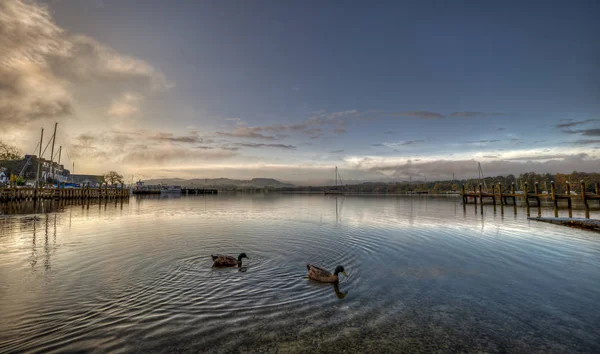 윈더미어는 영국에서 가장 큰 자연 호수이다. 호수 지역에서 — 스톡 사진