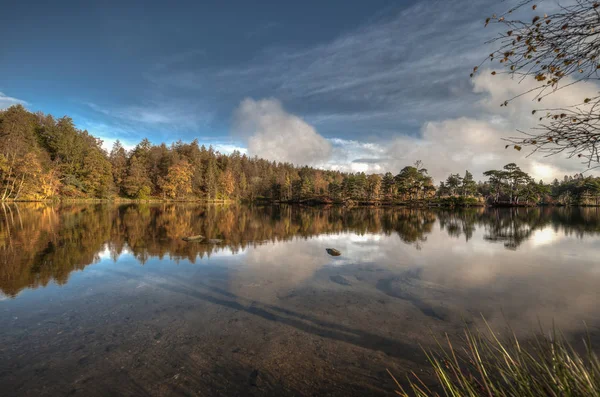 Oszałamiający krajobraz Tarn Hows w Krainie Jezior podczas pięknej jesieni. — Zdjęcie stockowe