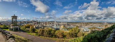 Edinburgh şehrinin ufuk çizgisi Calton Hill 'den görülüyor. Birleşik Krallık.