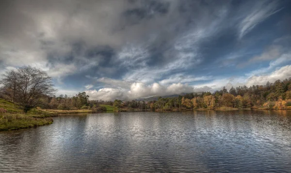 Oszałamiający krajobraz Tarn Hows in Lake District. — Zdjęcie stockowe