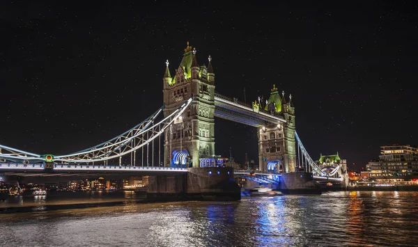 El fascinante Tower Bridge en Londres, Reino Unido . — Foto de Stock