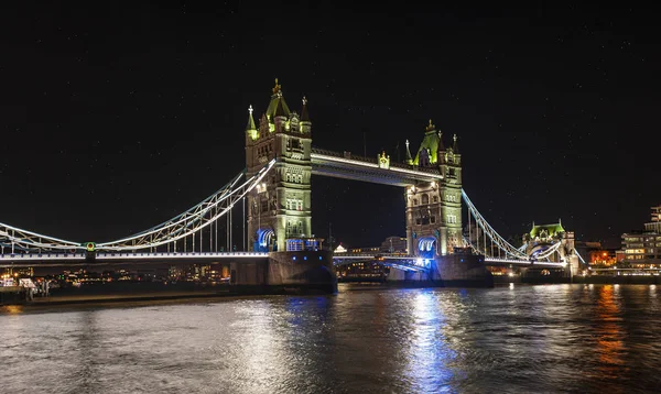 El fascinante Tower Bridge en Londres, Reino Unido . — Foto de Stock