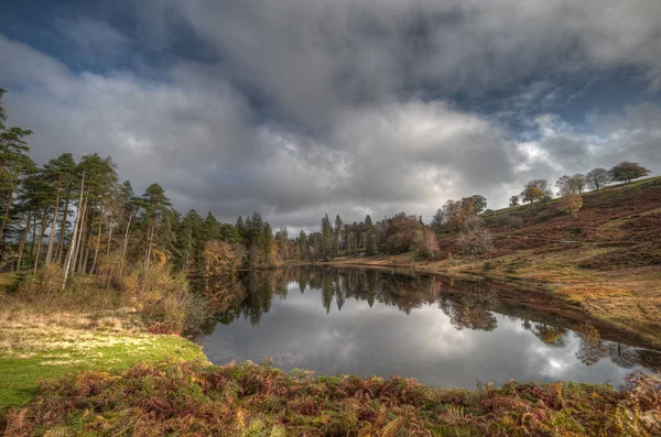 Ohromující krajina obraz Tarn Hows v Lake District — Stock fotografie