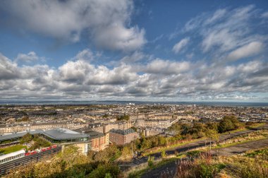 Edinburgh şehrinin ufuk çizgisi Calton Hill 'den görülüyor. İskoçya - Birleşik Krallık.