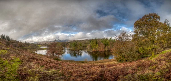 Oszałamiający krajobraz Tarn Hows in Lake District — Zdjęcie stockowe