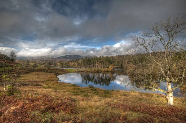 Imagem deslumbrante da paisagem de Tarn Hows em Lake District — Fotografia de Stock