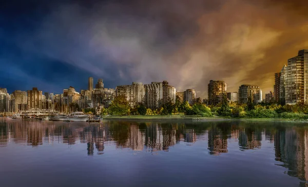 Stadt von Vancouver bei Sonnenuntergang - Kanada — Stockfoto