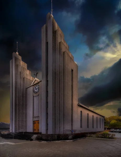 아퀴 레 이리 교회 ( 아이슬란드어 : akureyrarkirkja)) — 스톡 사진