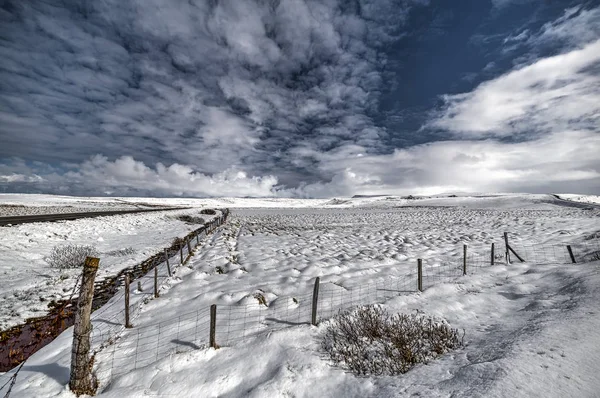 Paesaggio islandese dopo una nevicata a Tjorneshreppur . — Foto Stock