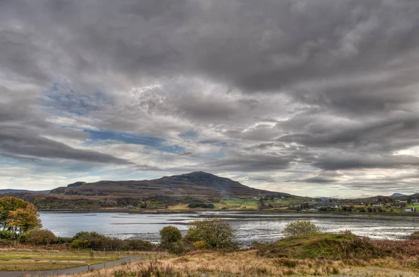 Portree a főváros és a legnagyobb város Skye szigetén a belső Hebridák Skócia, Egyesült Királyság — Stock Fotó