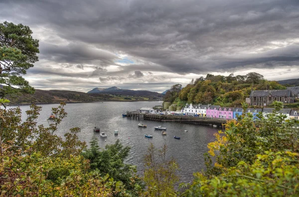 Portree é a capital e maior cidade da Ilha de Skye nas Hébridas Internas da Escócia, Reino Unido — Fotografia de Stock