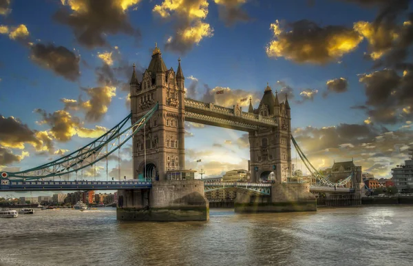 Puente de la torre. La hermosa ciudad de Londres. Reino Unido — Foto de Stock
