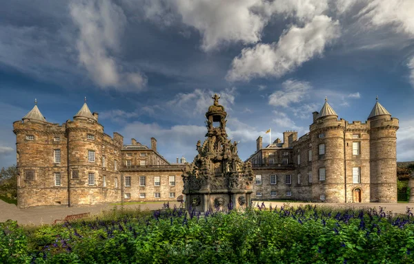 Palast von holyrood house - die attraktive Stadt edinburgh - Schottland — Stockfoto