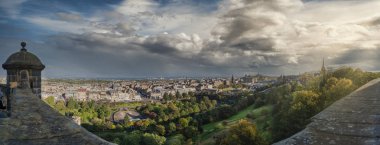 Edinburg 'un eski ve yeni kasabasının panoramik hava manzarası, kaleden alındı.