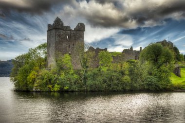 görüntüleme İskoçya'nın dağlık urquhart castle ve loch Ness
