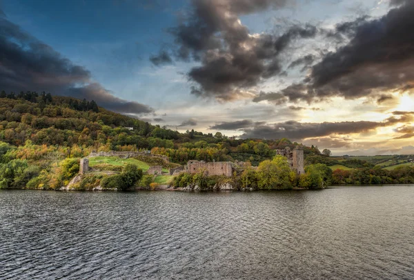 Widok urquhart castle i loch Ness w górach Szkocji — Zdjęcie stockowe