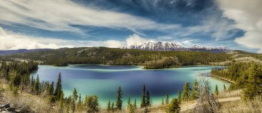 Zümrüt Gölü Panoraması, Kanada 'nın Yukon Bölgesi' nde yer almaktadır.