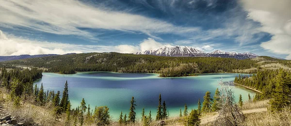 Panorama Szmaragdowego Jeziora, Znajduje się na terytorium Yukon Kanady — Zdjęcie stockowe