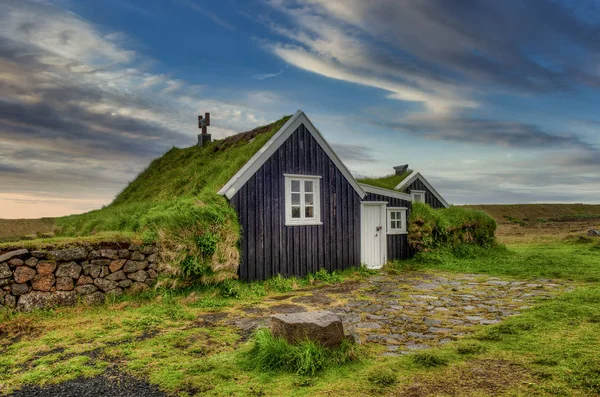 Typical view of turf-top houses in Icelandic countryside. — ストック写真