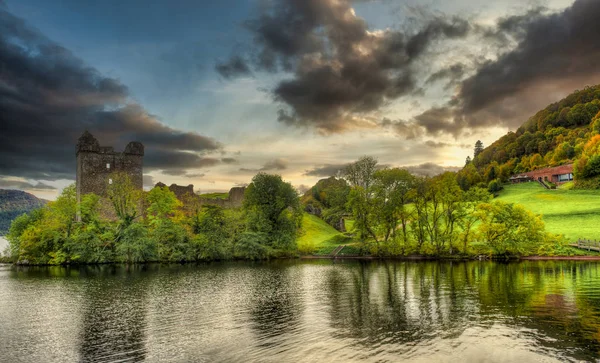 Visa urquhart castle och loch ness i högländerna i Skottland — Stockfoto
