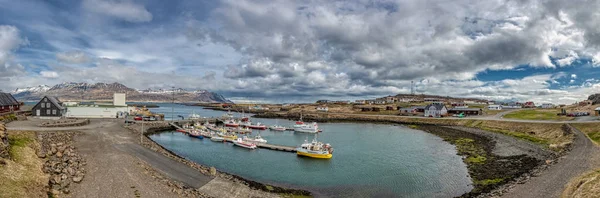 Hamnen i staden Djpivogur - Island — Stockfoto