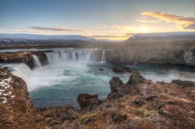 Godafoss (İzlanda: tanrıların şelalesi) İzlanda'da ünlü bir şelale.