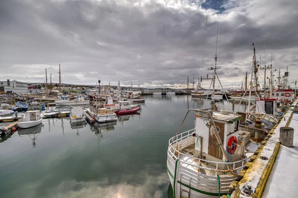 Husavik Harbor. Hermosa vista de la histórica ciudad de Husavik . —  Fotos de Stock