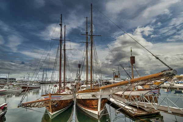 Sailboats in the port of Husavik. Beautiful view of the historic town of Husavik. — 스톡 사진