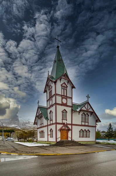 Husawik Kirche. Schöne Aussicht auf die historische Stadt Husavik. — Stockfoto